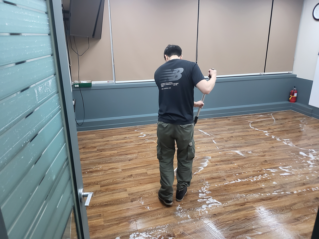 온편 대표가 제공한 과거 바닥 청소 작업 사진
